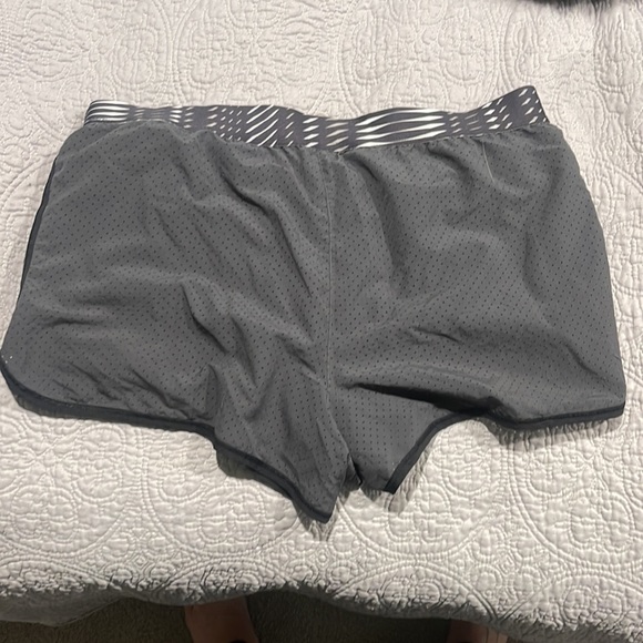 Under Armour running women’s short - Picture 2 of 2